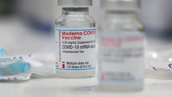 El lunes se cierra el contrato para la llegada de vacunas de Moderna