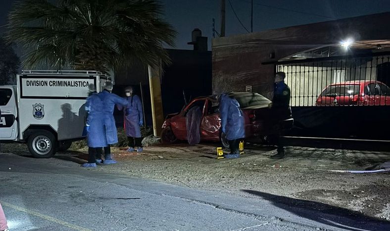 Un auto se estrelló contra un poste en Santa Lucía: un muerto y un herido grave.