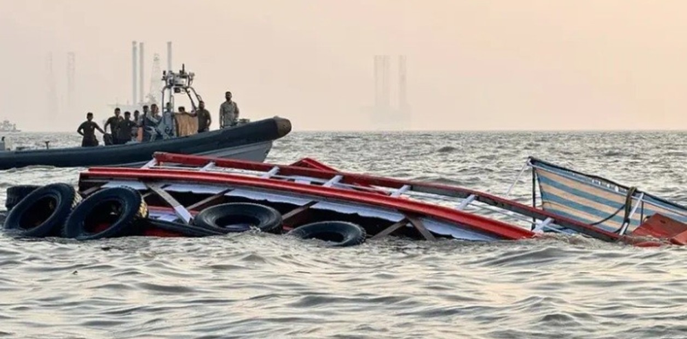 Equipos de rescate trabajan en el río Ganges después del naufragio que dejó al menos 13 niños muertos.