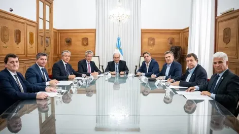 Con Orrego ya son 12 los gobernadores que firmaron el convenio por los dólares en el colchón