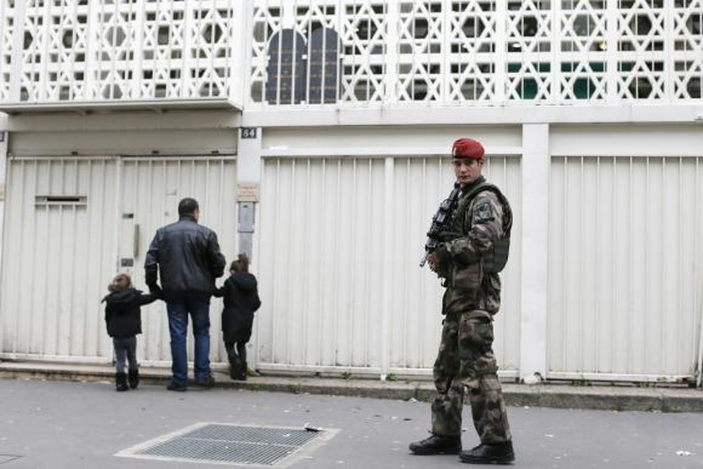 Francia suma a la cacería otros 15.000 uniformados