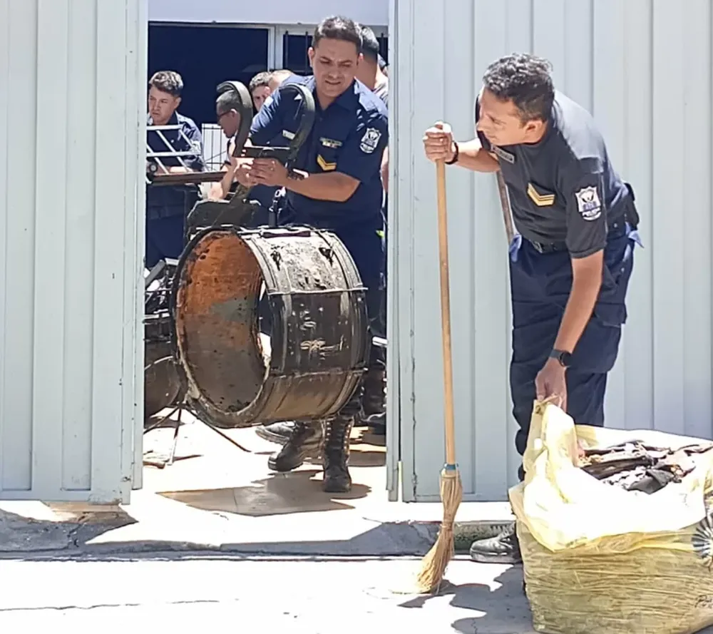 TRISTEZA. Ayer, los efectivos de la Banda de Música de la Policía hicieron un relevamiento de las pérdidas por el fuego.