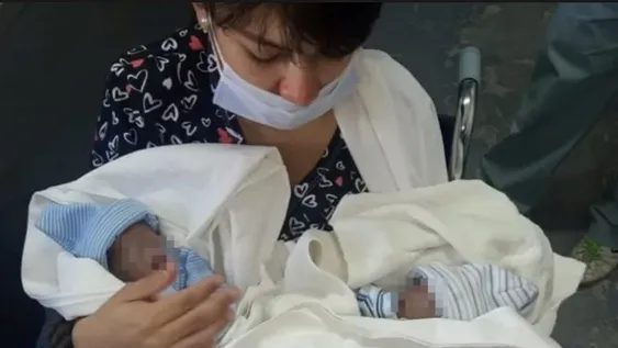 Fue a la guardia, no la atendieron y tuvo a sus gemelos en el baño del hospital: ambos murieron
