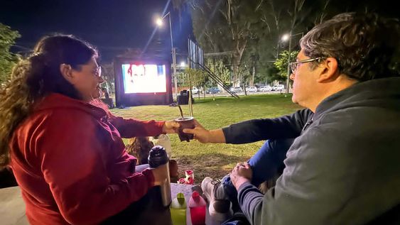 El Ciclo de Cine de DIARIO DE CUYO tuvo en la platea bajo las estrellas a Sonia y Marcelo, dos amantes del cine que, como tantos, acompañaron con un buen mate.&nbsp;