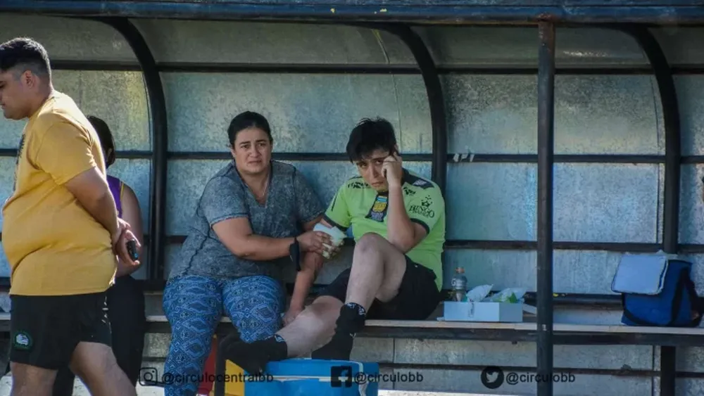 Violencia en el fútbol femenino: le tiraron una bengalazo a un juez de línea