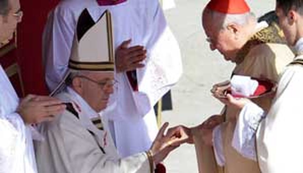 El momento en el que Francisco recibe sus atributos como Papa