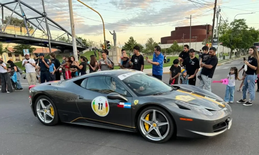 Furor: los sanjuaninos coparon las calles para observar el paso de los 30 Ferrari que recorren el país