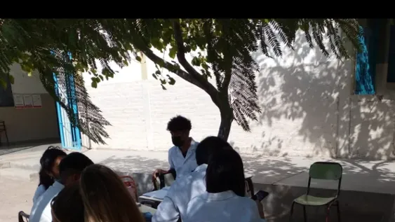 Alumnos de una escuela de Rawson toman clases en el patio, abajo de un árbol