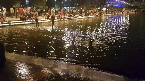 Otra vez, quejas por gente bañándose en la fuente de la Plaza del Bicentenario
