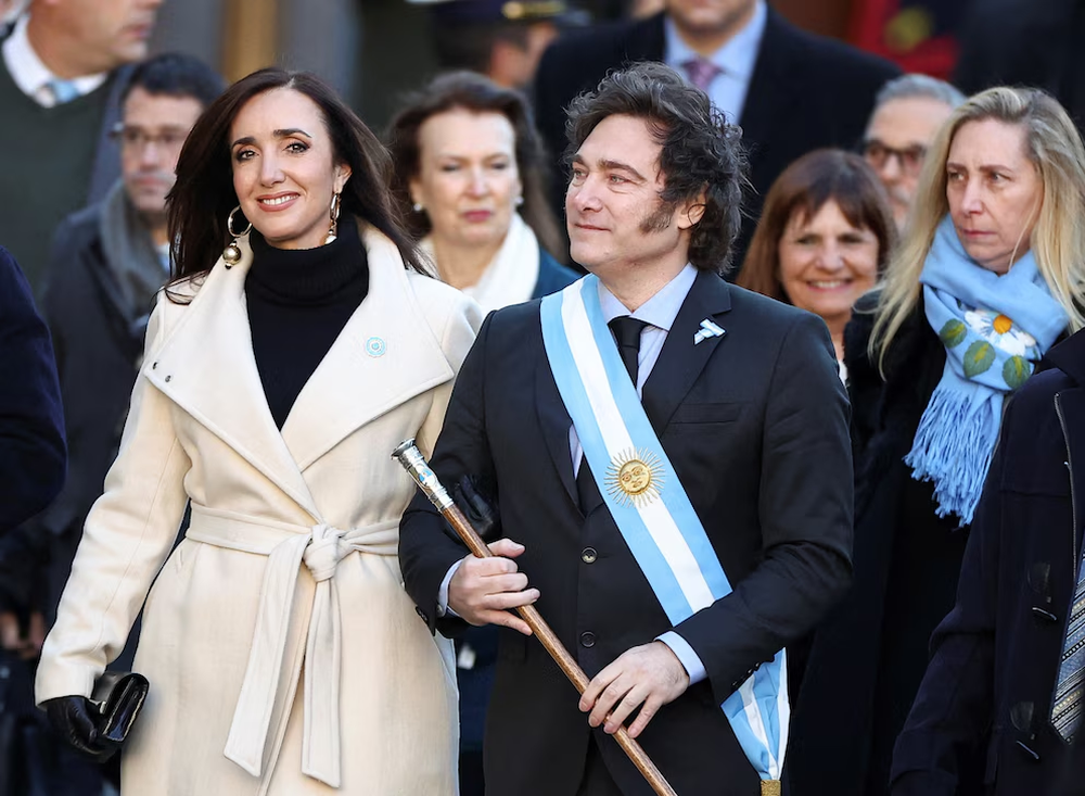 Javier Milei y Victoria Villarruel juntos en la caminata hacia la Catedral Metropolitana. 25 de mayo de 2024.