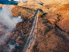 incendio fuera de control en catamarca: corte de ruta e intenso operativo para frenar el avance del fuego
