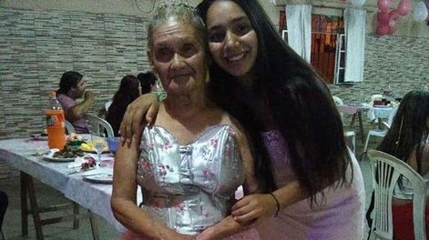 Una historia conmovió a las redes: una anciana de 79 años pudo festejar sus 15