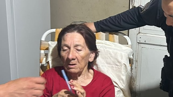 una abuela de 81 anos se atraganto con un saquito de yerba y fue salvada por policias