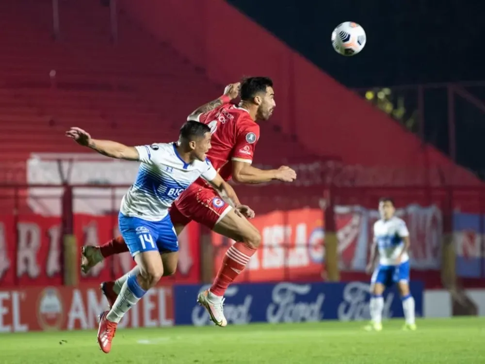 Argentinos se quedó muy rápido con 10 jugadores y dejó su invicto ante la “U” Católica