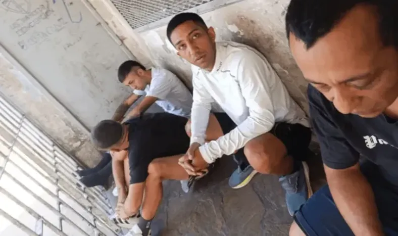 Los detenidos llevaban barretas, guantes y pasamontañas.