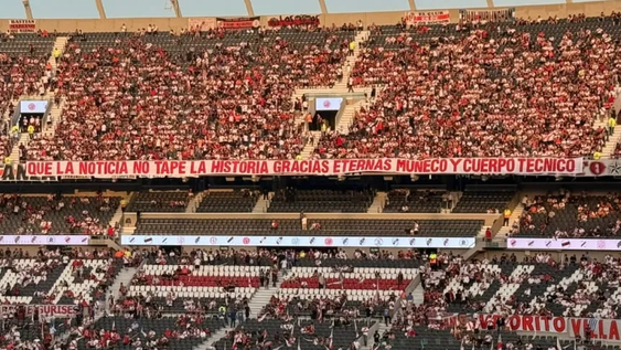 Marcelo gallardo fue recibido con aplausos y muestras de cariño por parte de los hinchas, que desplegaron una bandera con la leyenda: “Que la noticia no tape la historia, gracias eternas Muñeco y cuerpo técnico”, en reconocimiento a su legado al frente del club.
