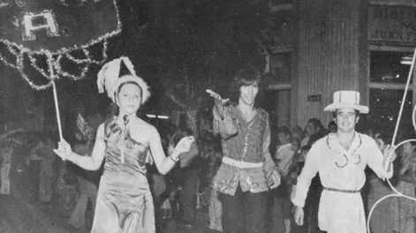 OTROS TIEMPOS. Celebraciones populares que ganaban la vía pública.