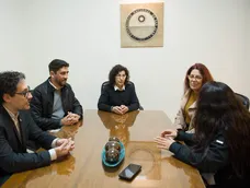 Directora del proyecto, Dra. Paula Mateos, y la vicedirectora, Dra. Silvina Nassif, junto al responsable de Higiene y Seguridad de la FFHA, Sergio Ginbert, el titular de Higiene y Seguridad de la UNSJ, Patricio Bustos, el Instituto Volponi y el sismólogo Dr. Sebastián Correa Otto.