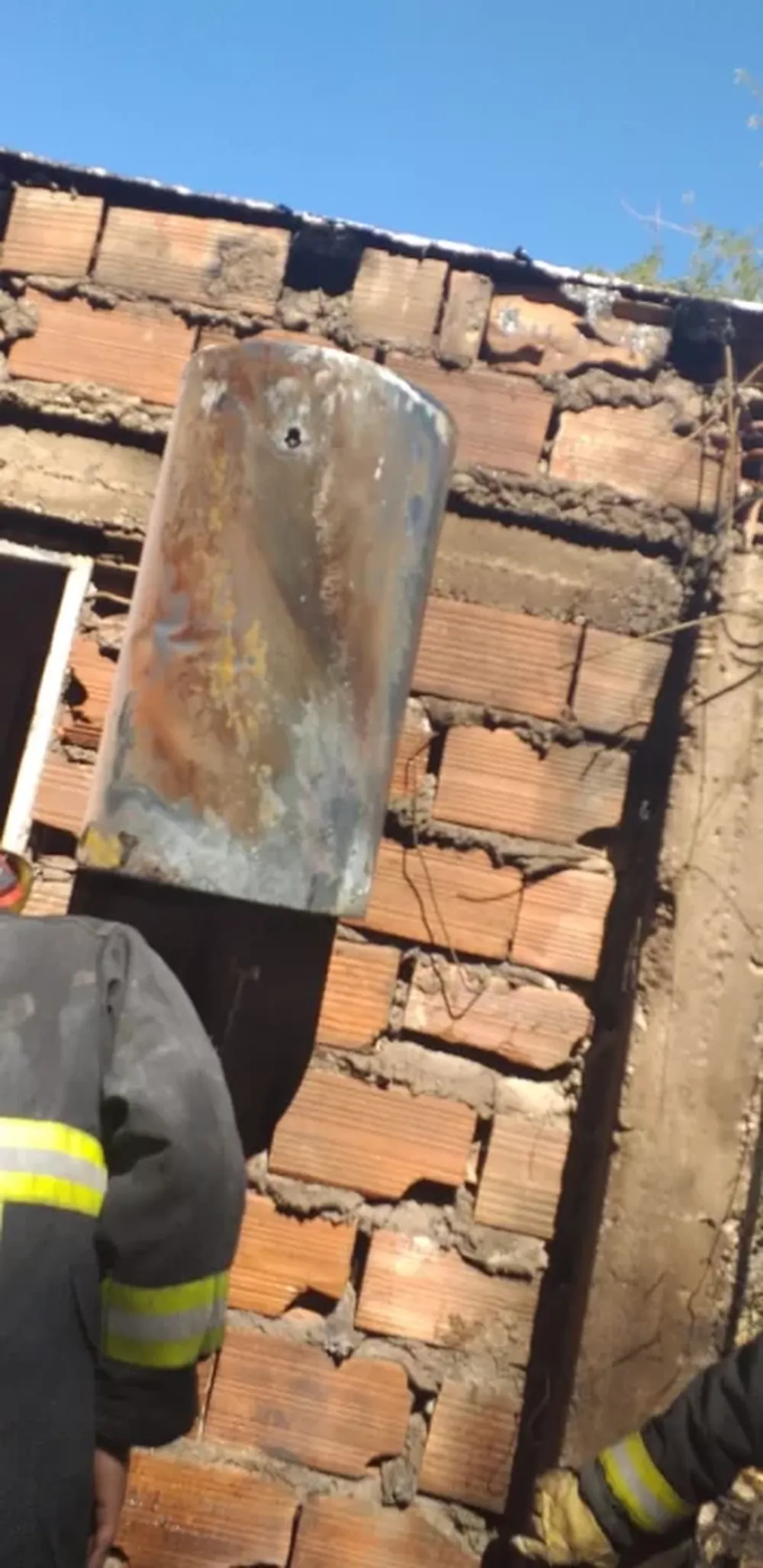 [FOTOS] Un dañino incendio arrasó con dos heladeras, un calefón eléctrico y herramientas