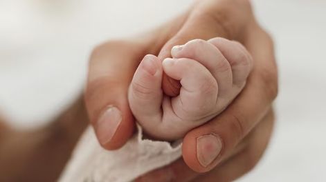 un exgobernador de san juan se convirtio en abuelo por primera vez: el emotivo posteo de su hijo