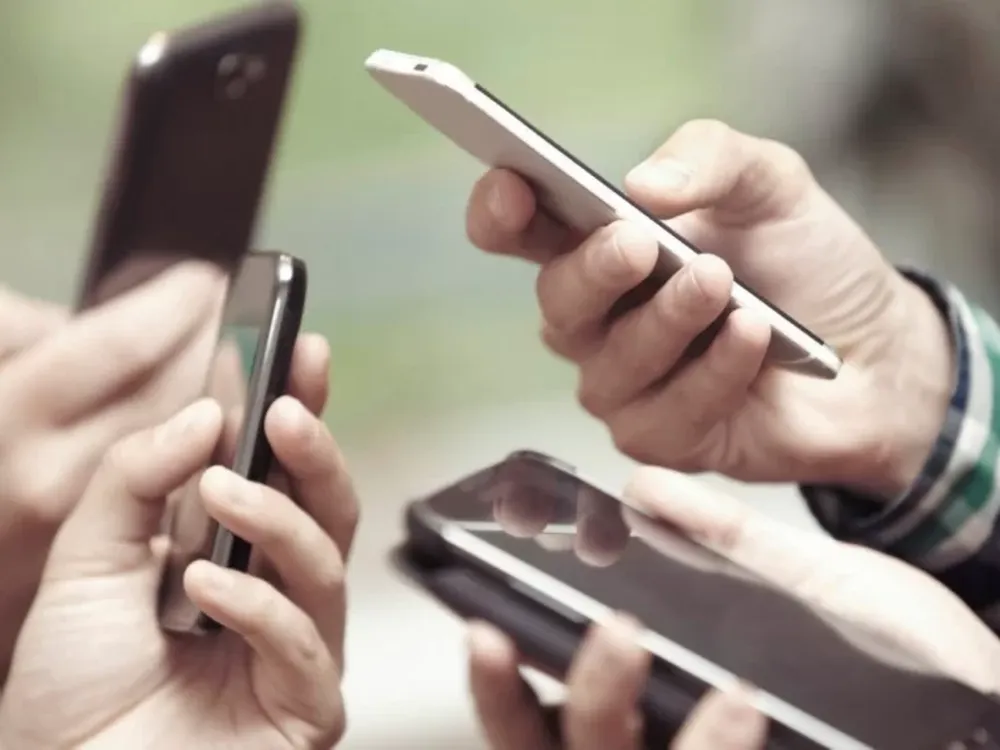 Mendoza: donaron a estudiantes teléfonos celulares secuestrados en la Aduana