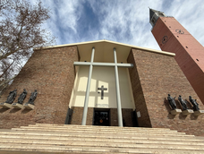 Restauradas y colocadas en su lugar, las seis imágenes del frente de la Iglesia Catedral serán bendecidas el sábado 29 de agosto (Foto Diario de Cuyo)