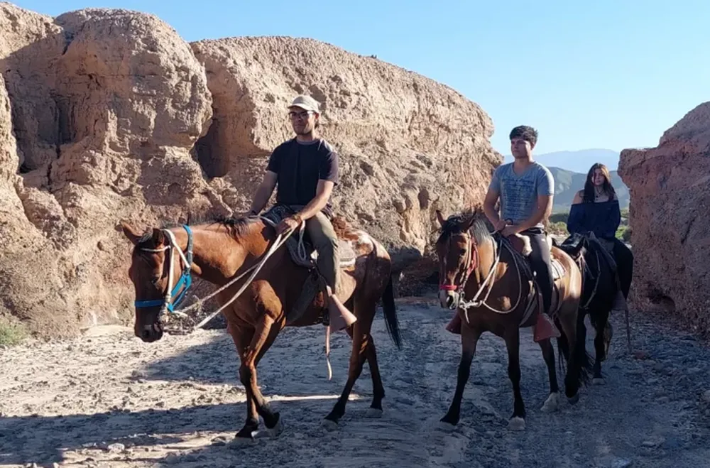 Calingasta. Los turistas disfrutaron de las cabalgatas entre los cerros.