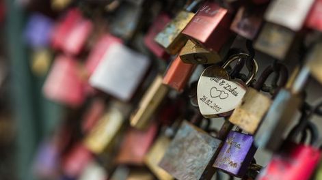 Viajó casi 10 mil kilómetros para romper un “candado del amor” que puso con su ex