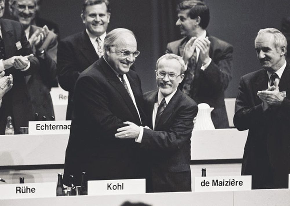 HELMUT KHOL, histórico canciller alemán (primer ministro) y Lothar de Maiziere su similar de la ex República Democrática Alemana en una foto histórica anunciando oficialmente la reunificación de Alemania.