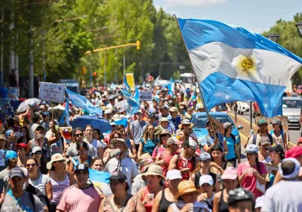 Una multitudinaria marcha en Mendoza por cambios en normas de la minería