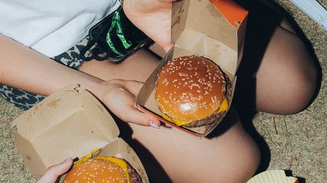 McDonalds reafirma su compromiso con la calidad evolucionando la preparación de sus hamburguesas más icónicas McDonalds reafirma su compromiso con la calidad evolucionando la preparación de sus hamburguesas más icónicas