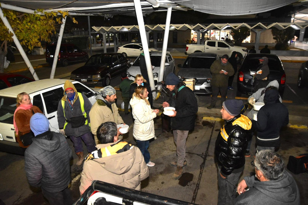 El Ministerio de Familia también saldrá a asistir con comida y abrigos a gente en situación de calle.