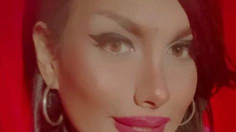 Reina en la Fiesta del Sol Gay y costurera, el perfil de Naira, la chica trans que lucha por su vida