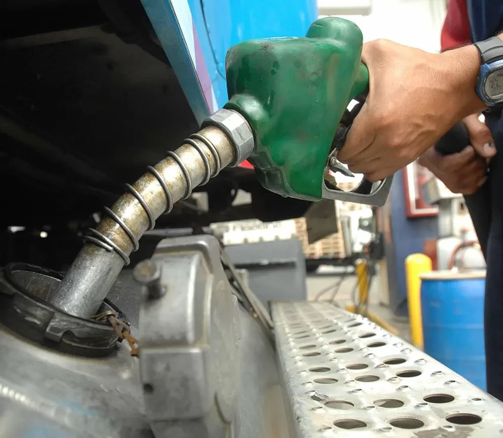 El Gobierno volvió a postergar suba de impuestos a los combustibles