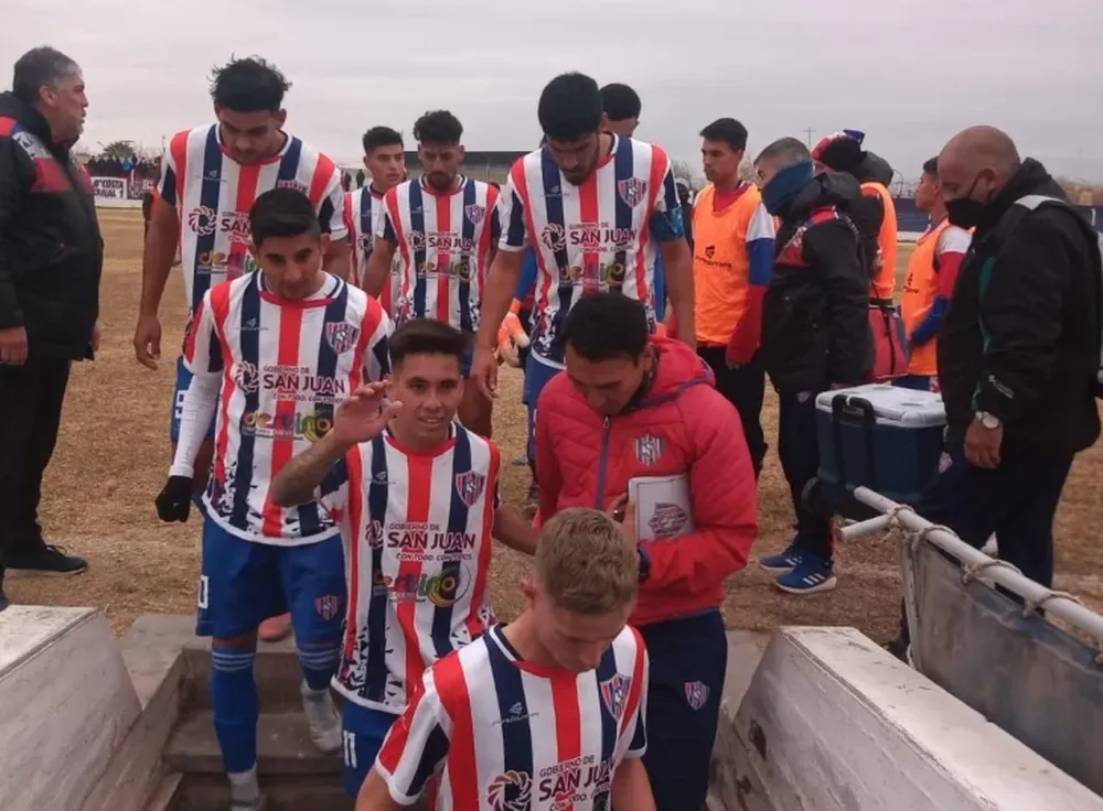 Peñarol derrotó al escolta Sansinena y se metió en puestos de clasificación