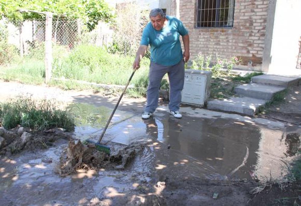 Se desbordó una acequia y hubo 6 barrios afectados