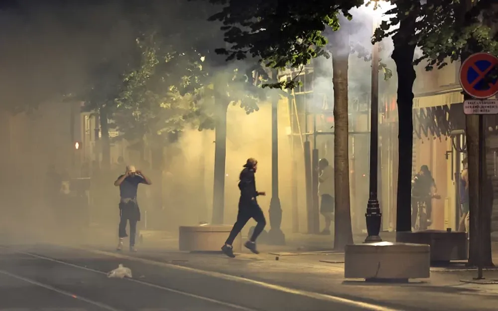 Quinta noche de violencia urbana en Francia por la muerte de un joven baleado por un policía