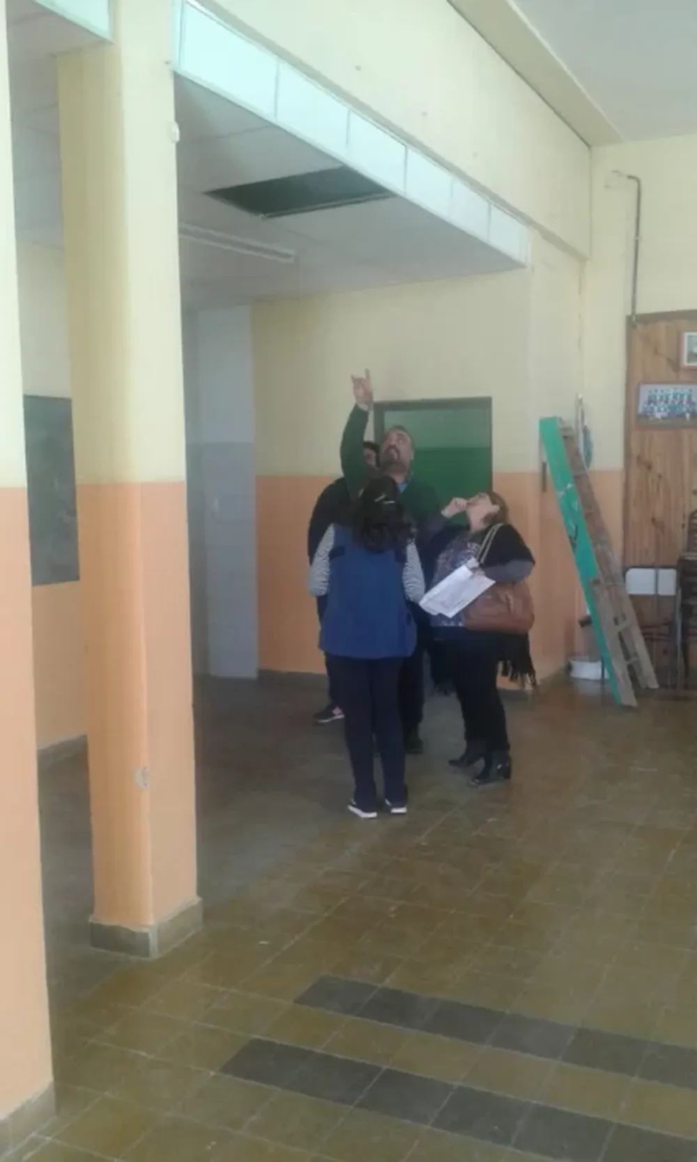 Educación se comprometió a refaccionar la escuela de Colola y habrá tregua por 10 días