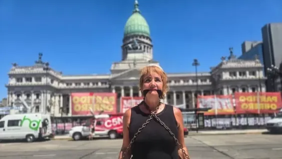 Nancy Pazos se encadenó y amordazó frente al Congreso en rechazo a la reforma laboral