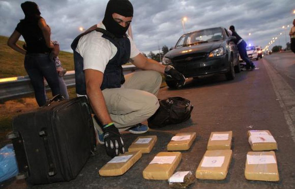 La atrapan en la Ruta 40 con casi 8 kg de droga