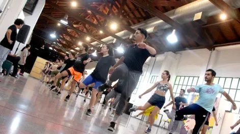 Diario de Cuyo | EL BALLET COMPLETO. Uno de los ensayos del cuerpo de danza bajo la atenta mirada de los guionistas y coreógrafos, Javier Riveros y Natalia Luna (a la izq.)