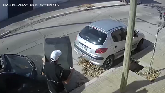 [VIDEO] El método con que ladrones robaban vidrios del techo de autos en 10 segundos