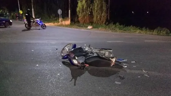 Un motociclista terminó con fractura expuesta después de chocar contra un auto