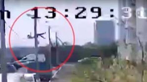 Video: un adolescente se tiró de un piso 14 y sobrevivió