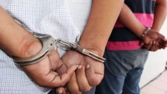 Detuvieron a cuatro personas que estaban conectándose ilegalmente a la luz