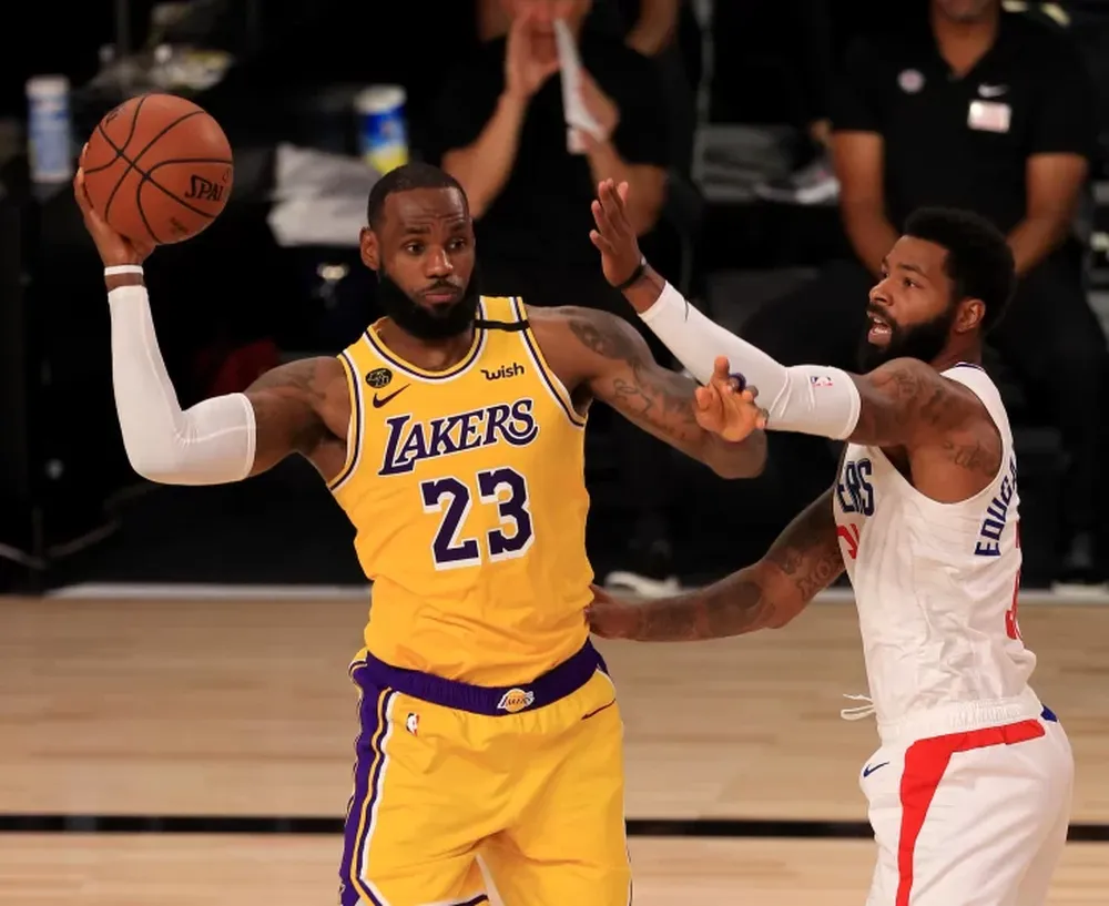 Los Lakers ganaron el clásico en el retorno