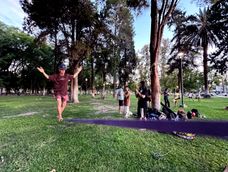 slackline, el deporte de equilibrio que combina entrenamiento del cuerpo y la mente para desafiar la gravedad slackline, el deporte de equilibrio que combina entrenamiento del cuerpo y la mente para desafiar la gravedad