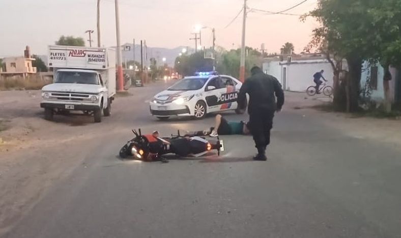 Perdió el control de su moto, cayó y tuvo que ser hospitalizado