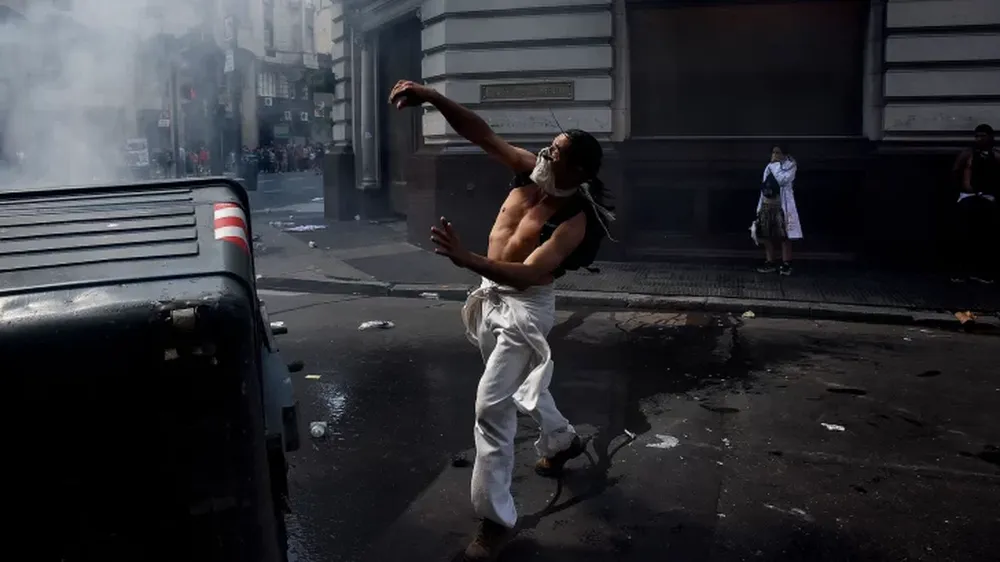 Piedrazos, gases y balas de goma antes y después de la frustrada sesión
