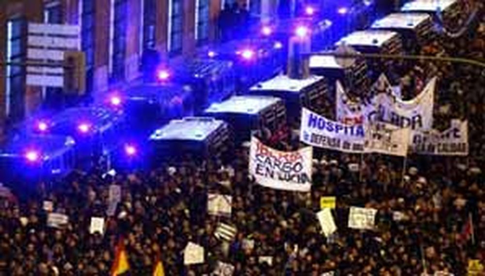 Miles de personas protestan en España contra los recortes